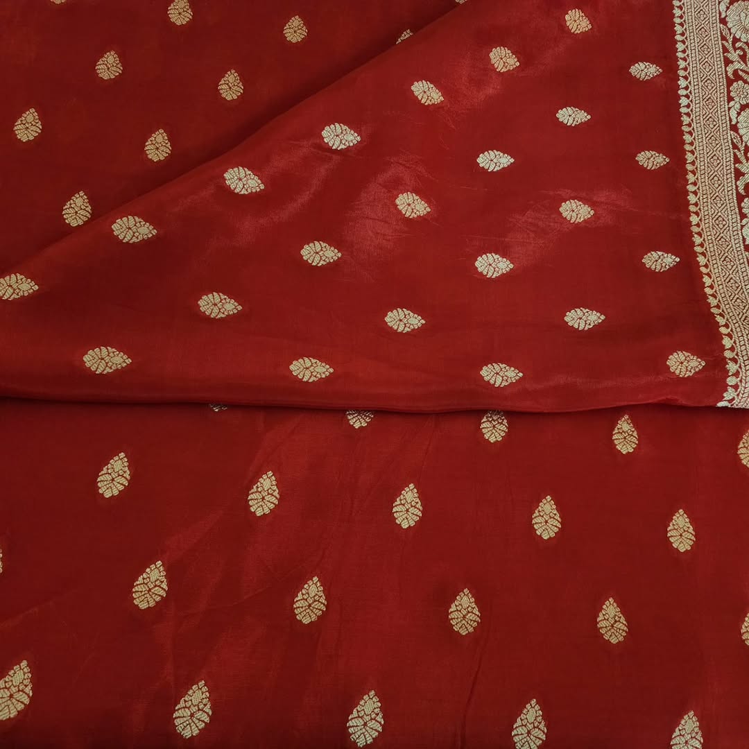 Elegant Red Banarasi Silk Saree with Golden Zari Weaving - image 2